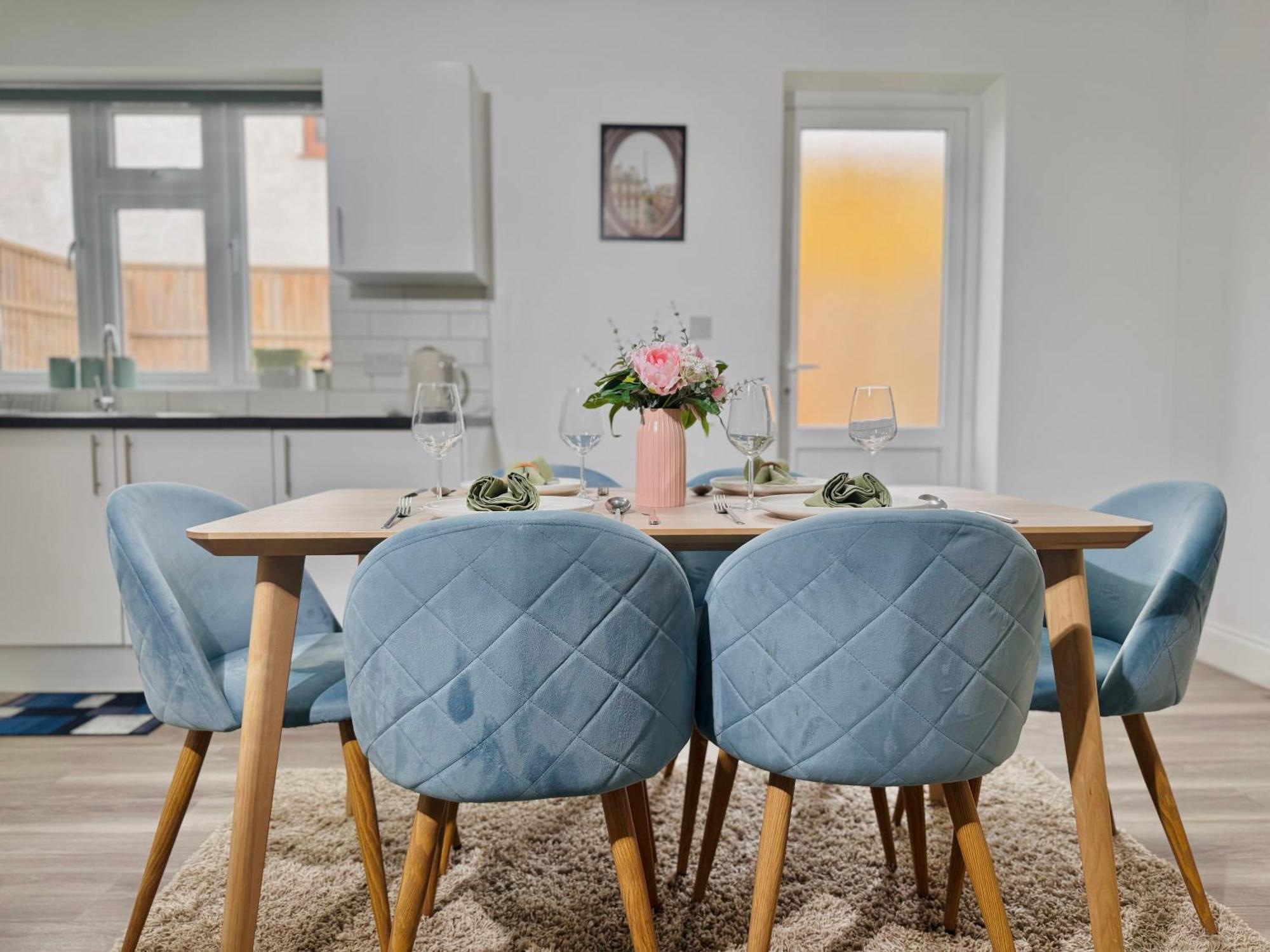 Cosy 1-bed Flat 30min To & Parking Лондон